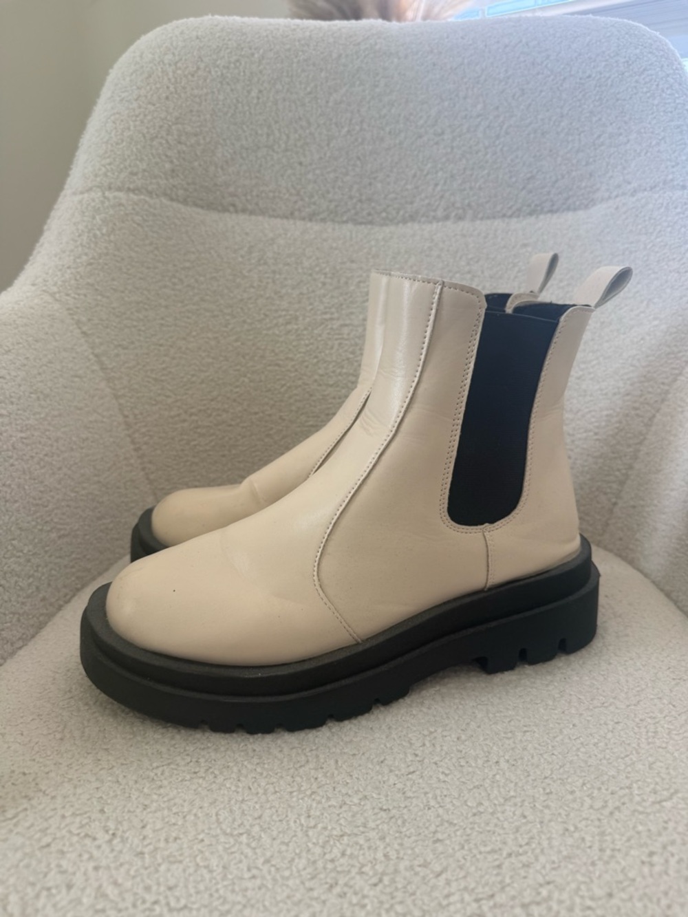 Chunky Chelsea Boot in Cream with Black Elastic